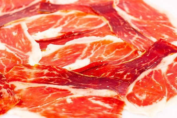 Jamón de Bellota 100% Ibérico loncheado, curado artesanalmente y envasado al vacío