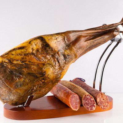 Lote Ibérico de Bellota – Paleta, Lomo, Chorizo y Salchichón Curados Artesanalmente Lote Ibérico con Paleta, Lomo, Chorizo y Salchichón de Bellota curados en secaderos naturales