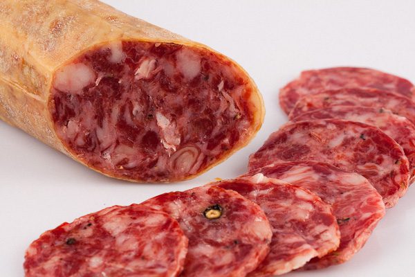Salchichón de Bellota 100% Ibérico curado artesanalmente con pimienta negra y especias naturales